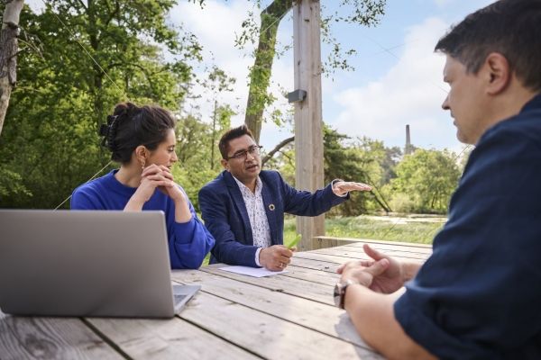 VITO'ers tijdens een meeting in open lucht