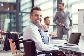 Man in rolstoel in een meeting