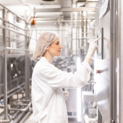 Vrouw in zuivelfabriek